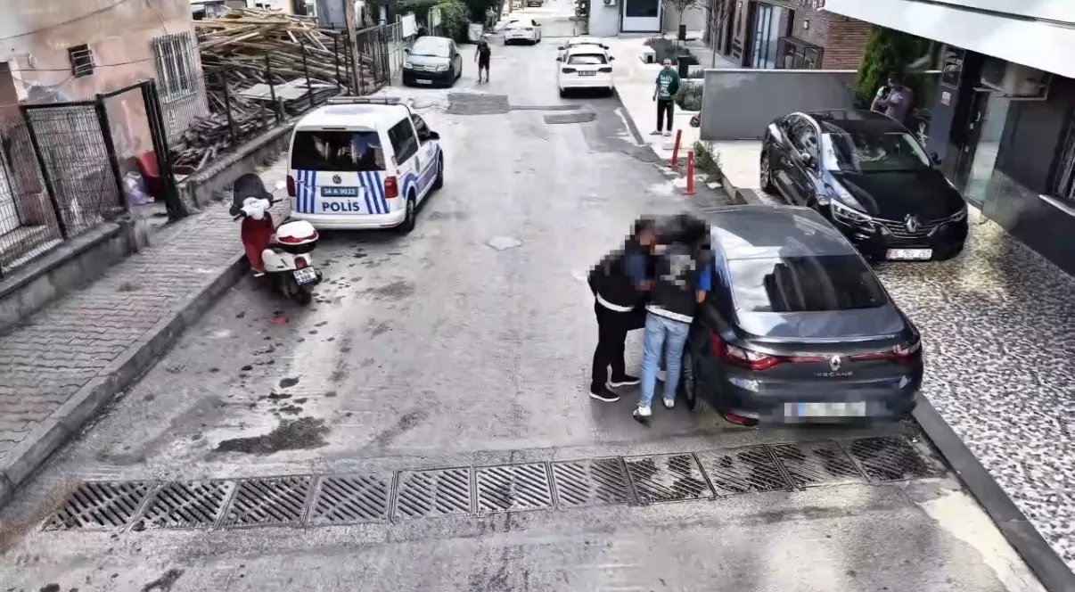 Maltepe'de pencereden uyuşturucu satışı yapan şahıs yakalandı