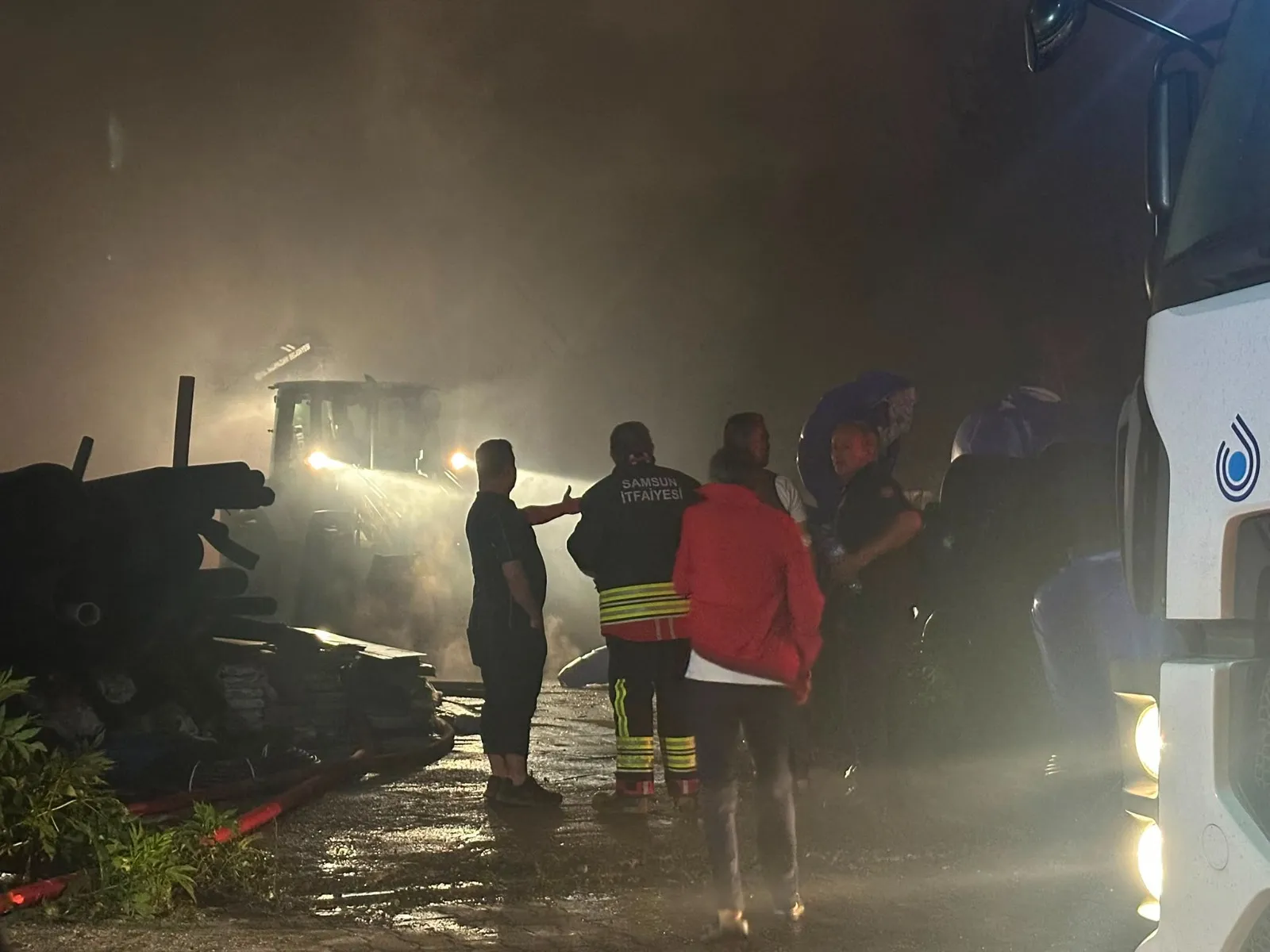 Samsun Salıpazarı’nda gece çıkan depo yangını korkuttu