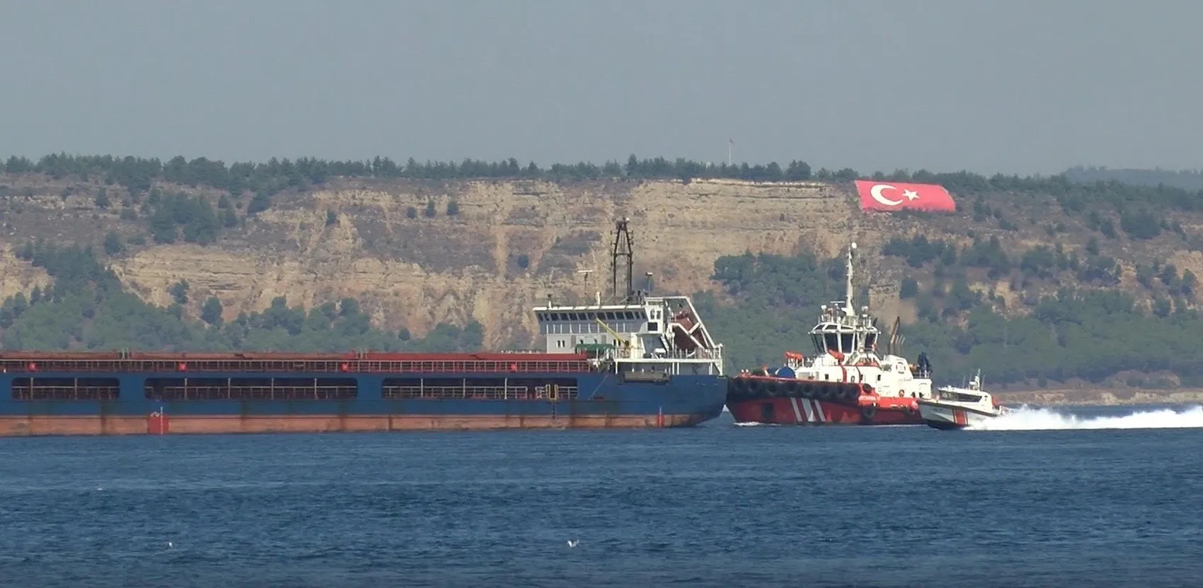 Çanakkale Boğazı'nda kargo gemisi paniği