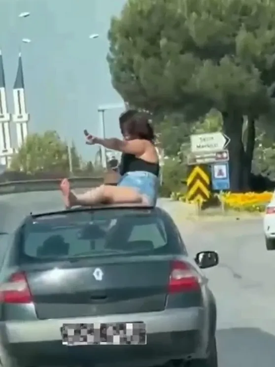 Salihli'de seyir halindeki otomobilin üzerine çıkan iki kişi yakalandı