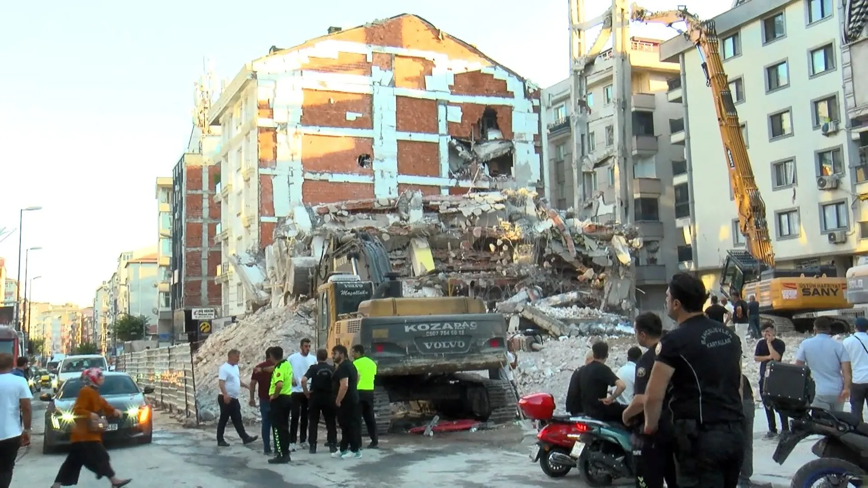 Bahçelievler'de kentsel dönüşüm yıkımı sırasında bina yanındaki apartmanın üzerine çöktü