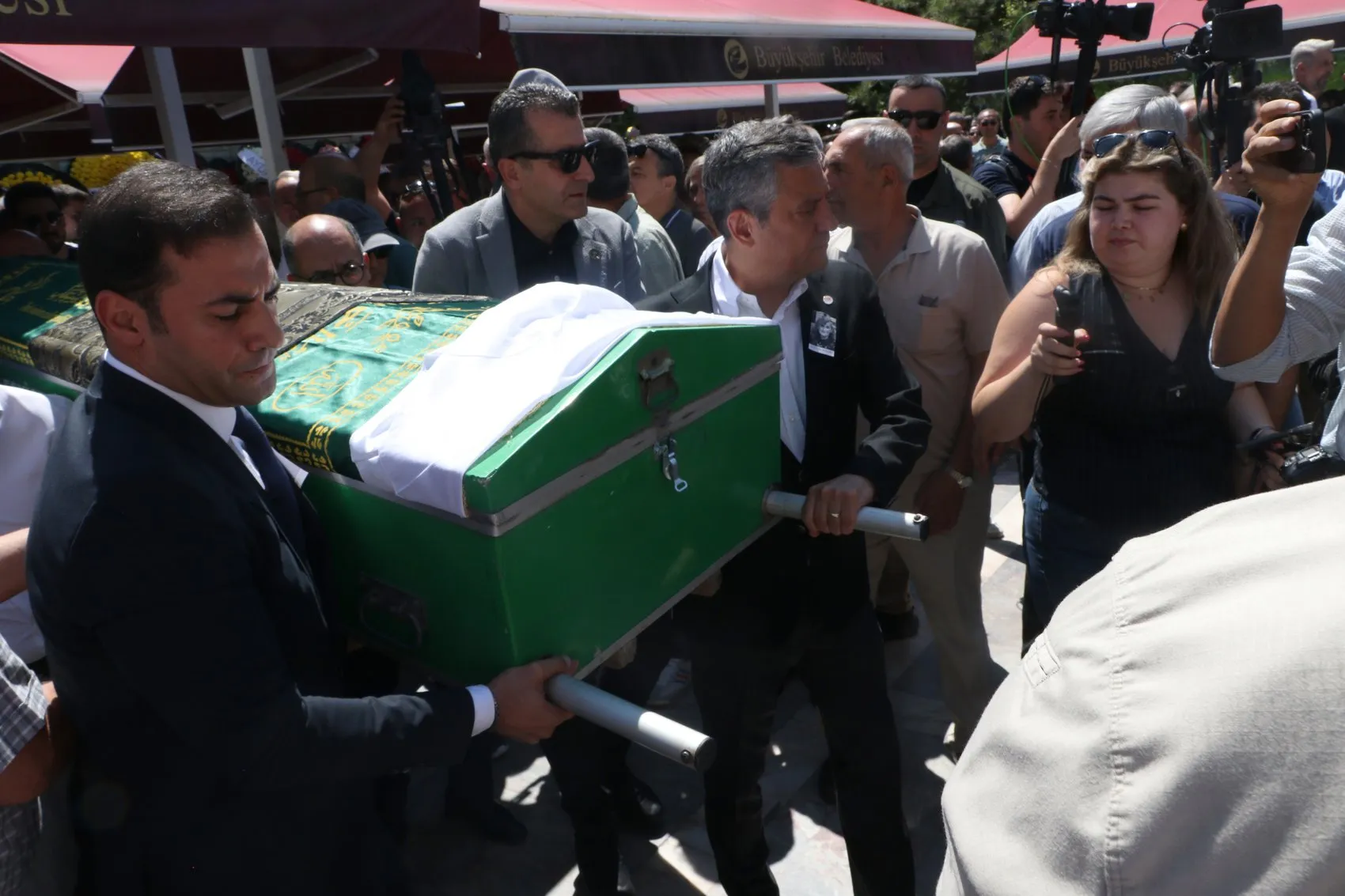 Özgür Özel Eskişehir'de acılı gününde Büyükerşen'i yalnız bırakmadı