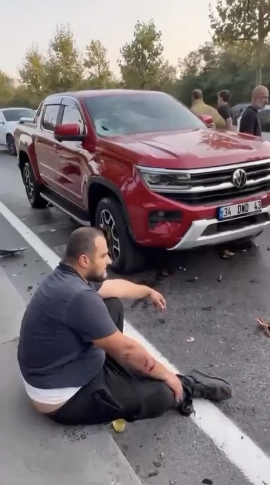 Sarıyer’de kontrolden çıkan araç karşı şeride uçtu