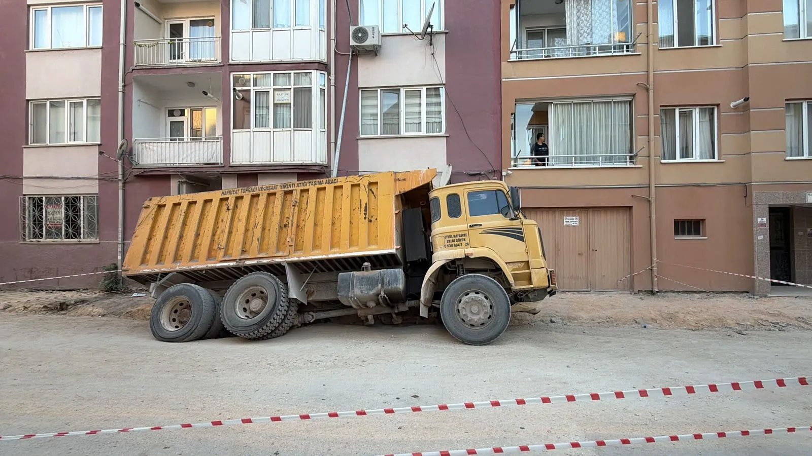 Mamure'de yol çöktü, park halindeki kamyon çukura gömüldü