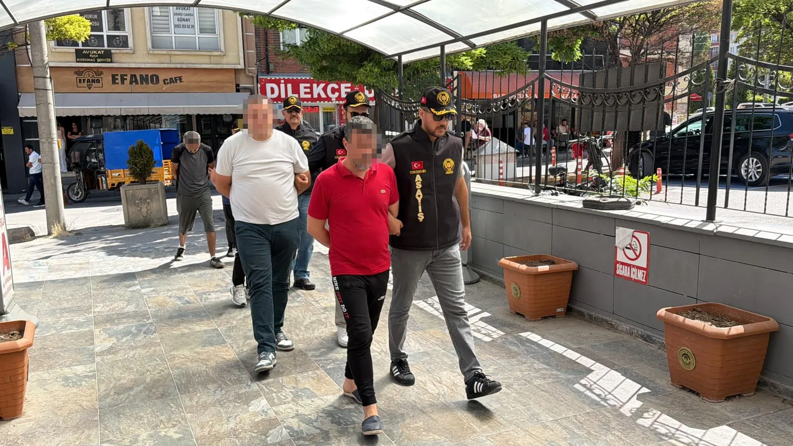 İçki masası kanlı bitti Ev sahibi arkadaşını bıçakladı, 4 kişi adliyede