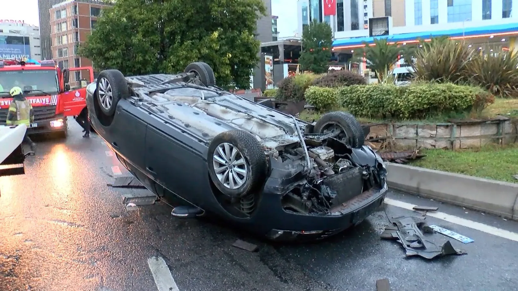 Küçükbakkalköy'de sabah kazası Otomobil takla attı, 2 yaralı