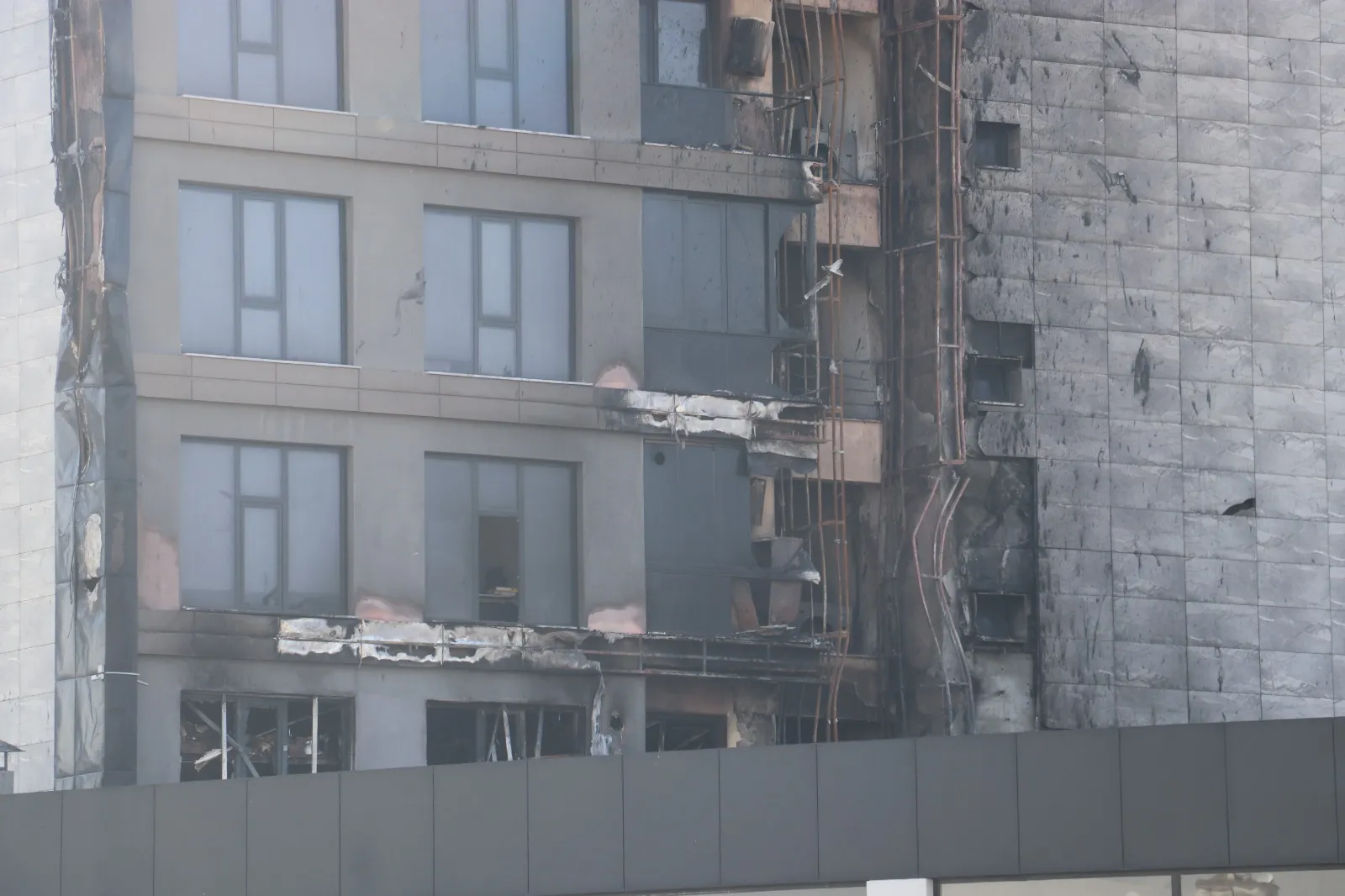 Diyarbakır'da gece yarısı yangın 13 katlı plaza küle döndü