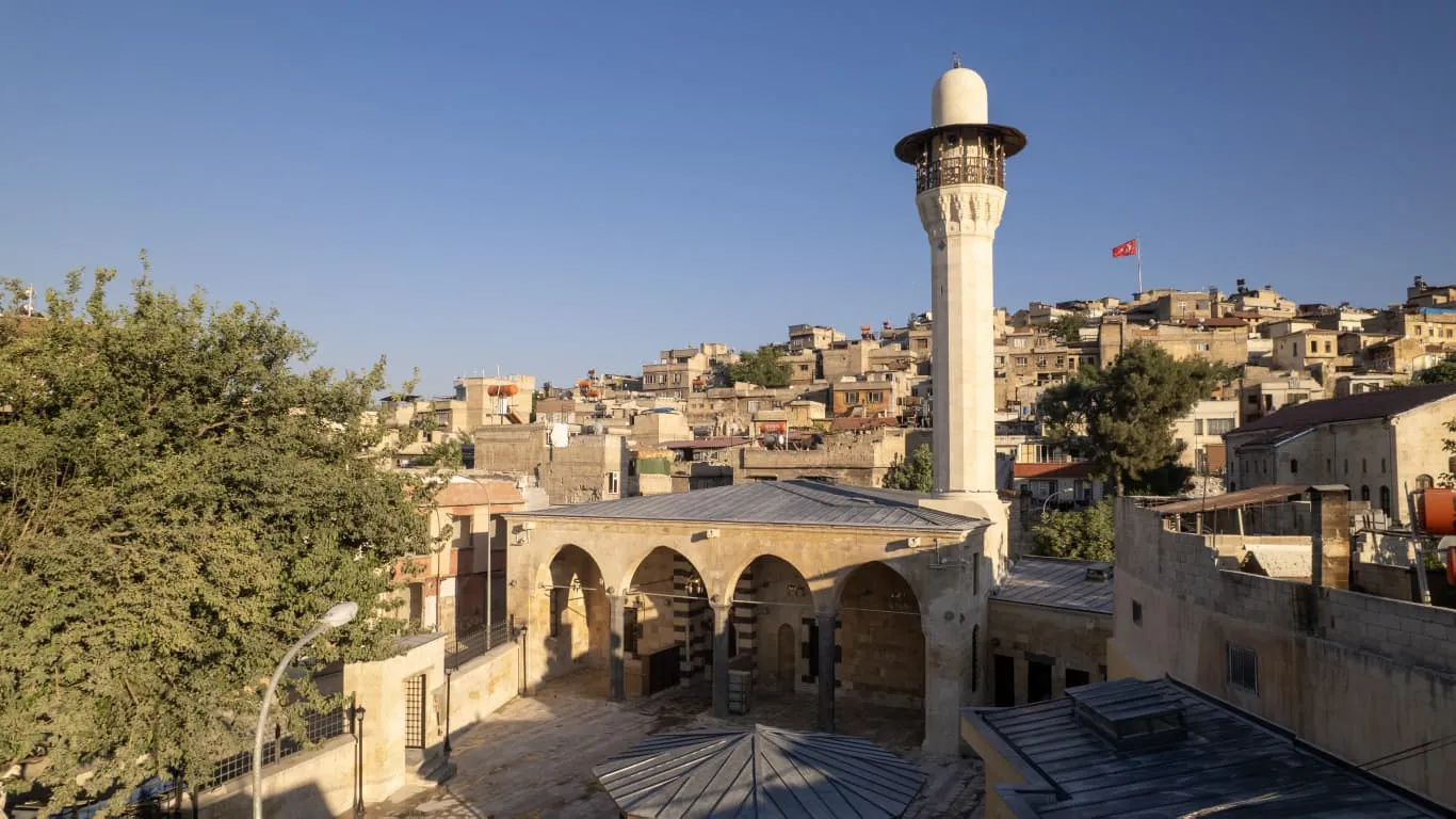 Depremde hasar gören iki tarihi cami yeniden ibadete açılıyor