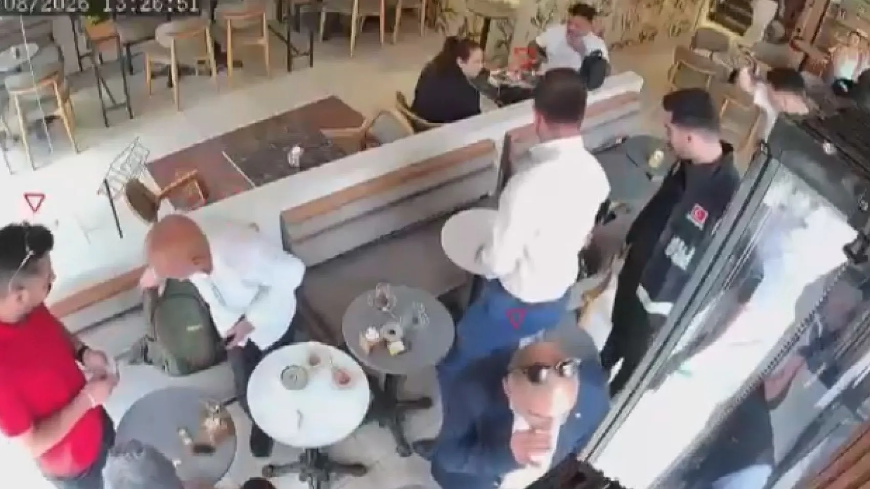 İstanbul'da adliye koridorlarında skandal Tahliye vaadiyle para isteyen avukat ve 3 şüpheli suçüstü yakalandı