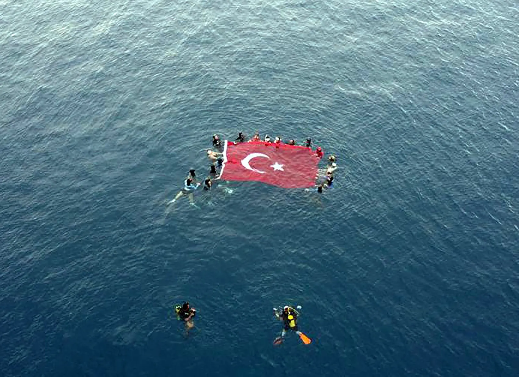 Milli sporcudan Hatay sularında anlamlı kutlama: Karamağara'da bayraklı zafer