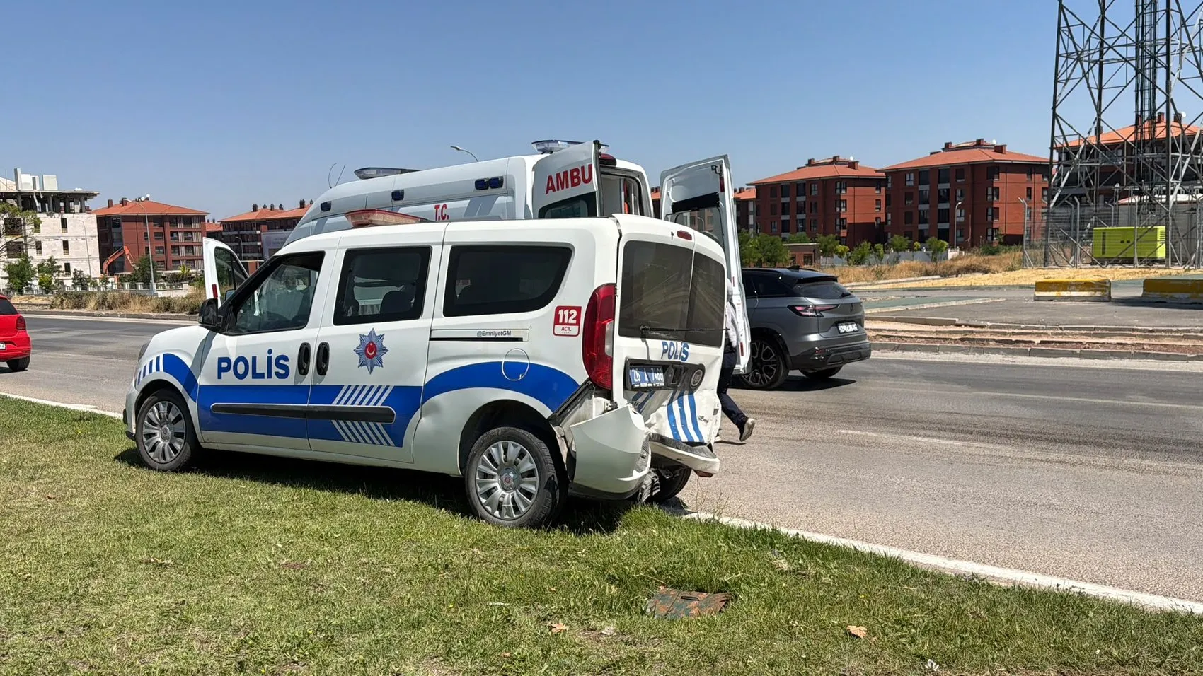 Eskişehir’de trafik kazasına müdahale eden polis ekibi kaza geçirdi
