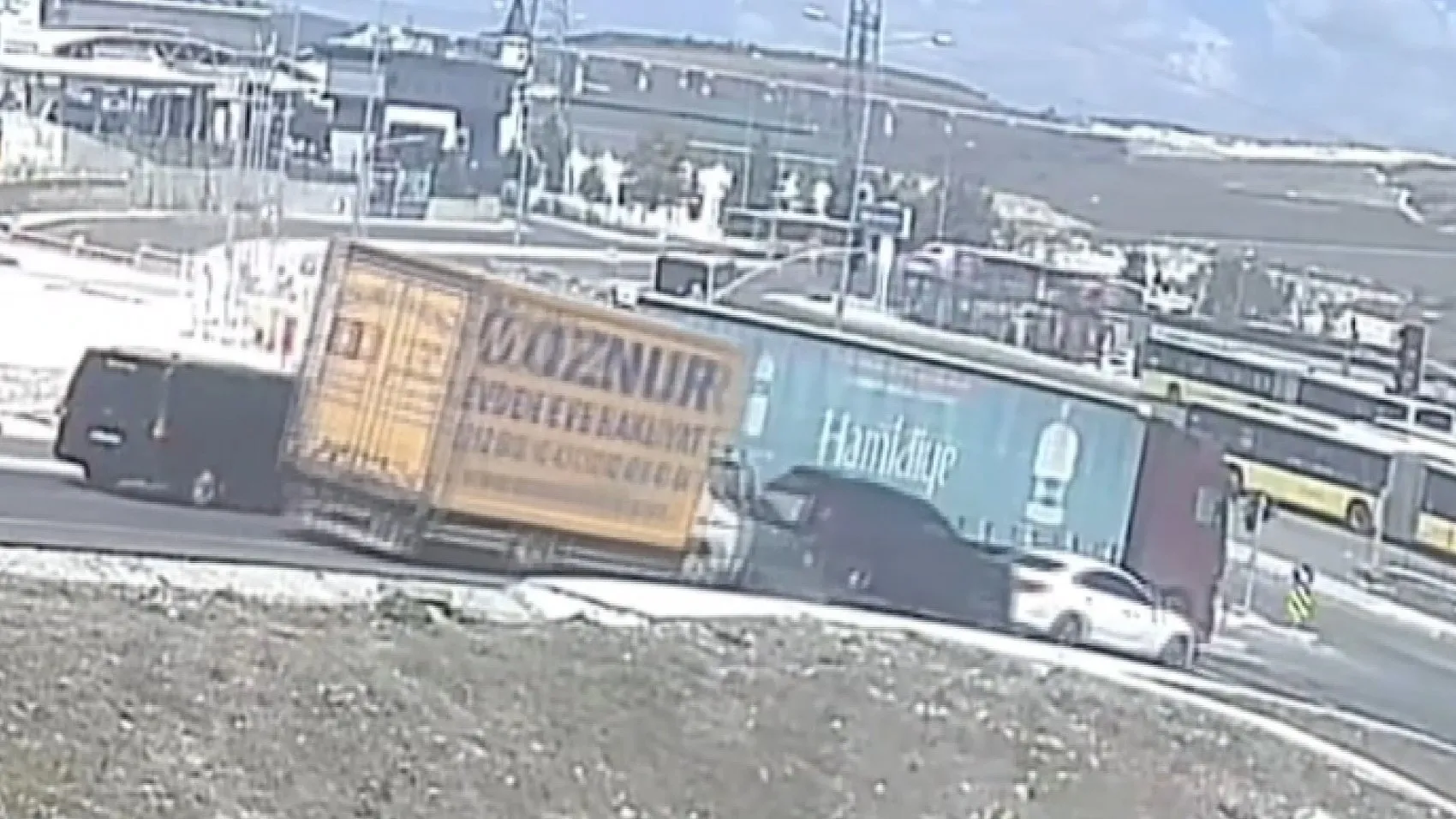 Başakşehir'de dehşet anları: Yokuştan hızla inen kamyonet ortalığı savaş alanına çevirdi