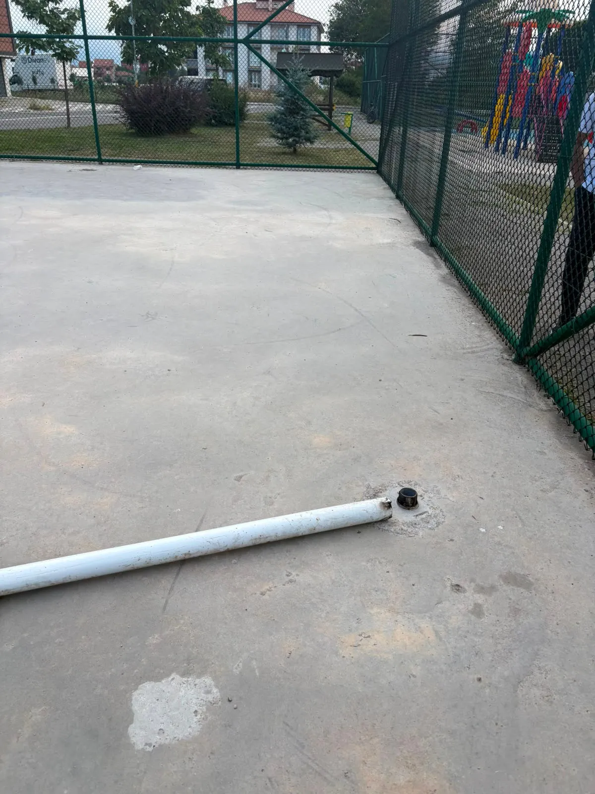 Bolu'da parktaki voleybol direği oyun oynayan çocuğun üzerine devrildi