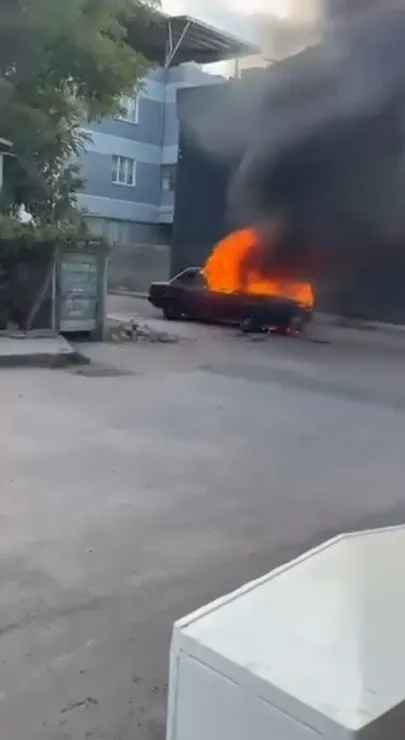 Gürsu’da park halindeki araç alevlere teslim oldu