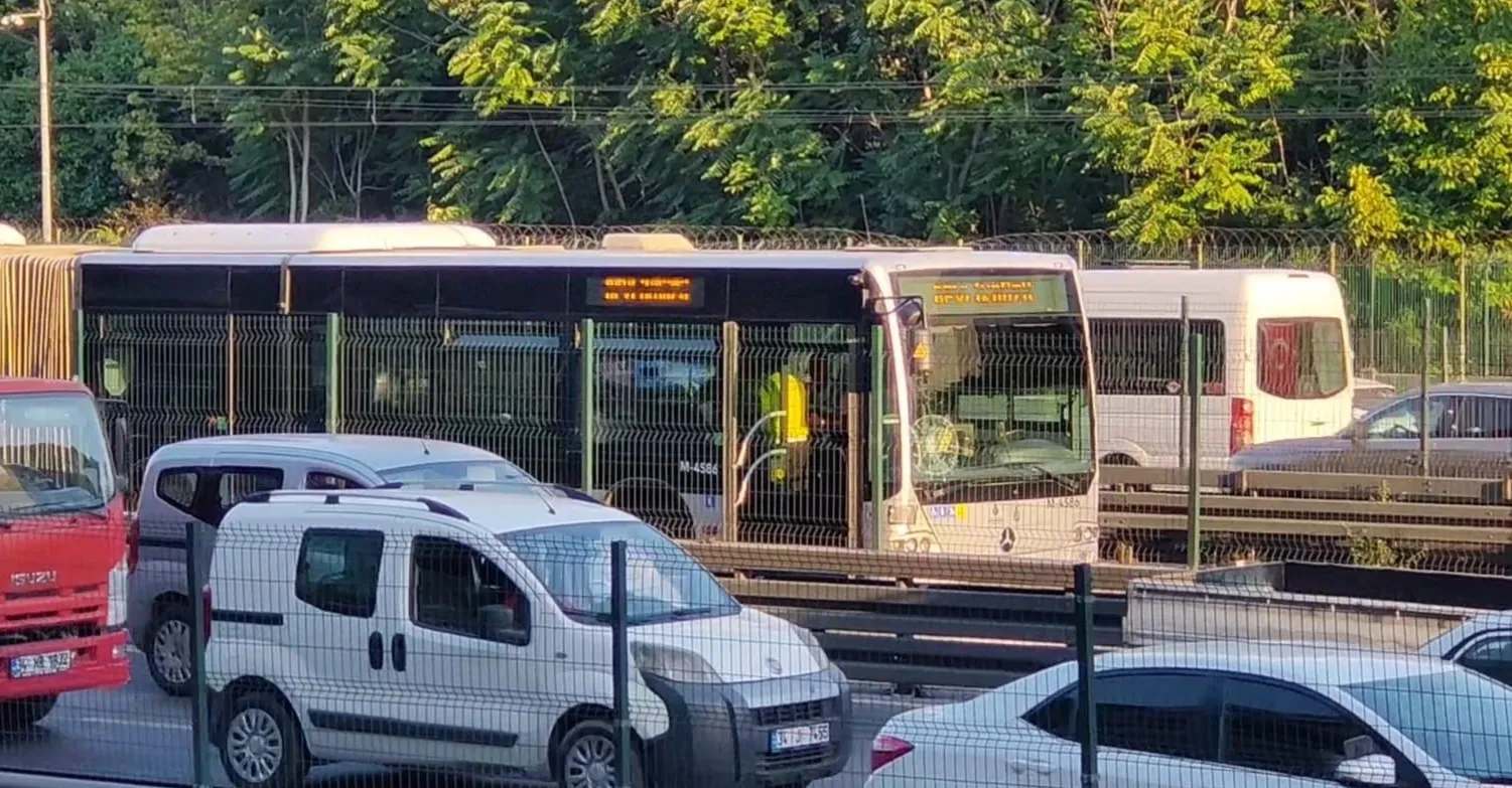 Şirinevler durağında metrobüs kazası Bir kişi ağır yaralandı