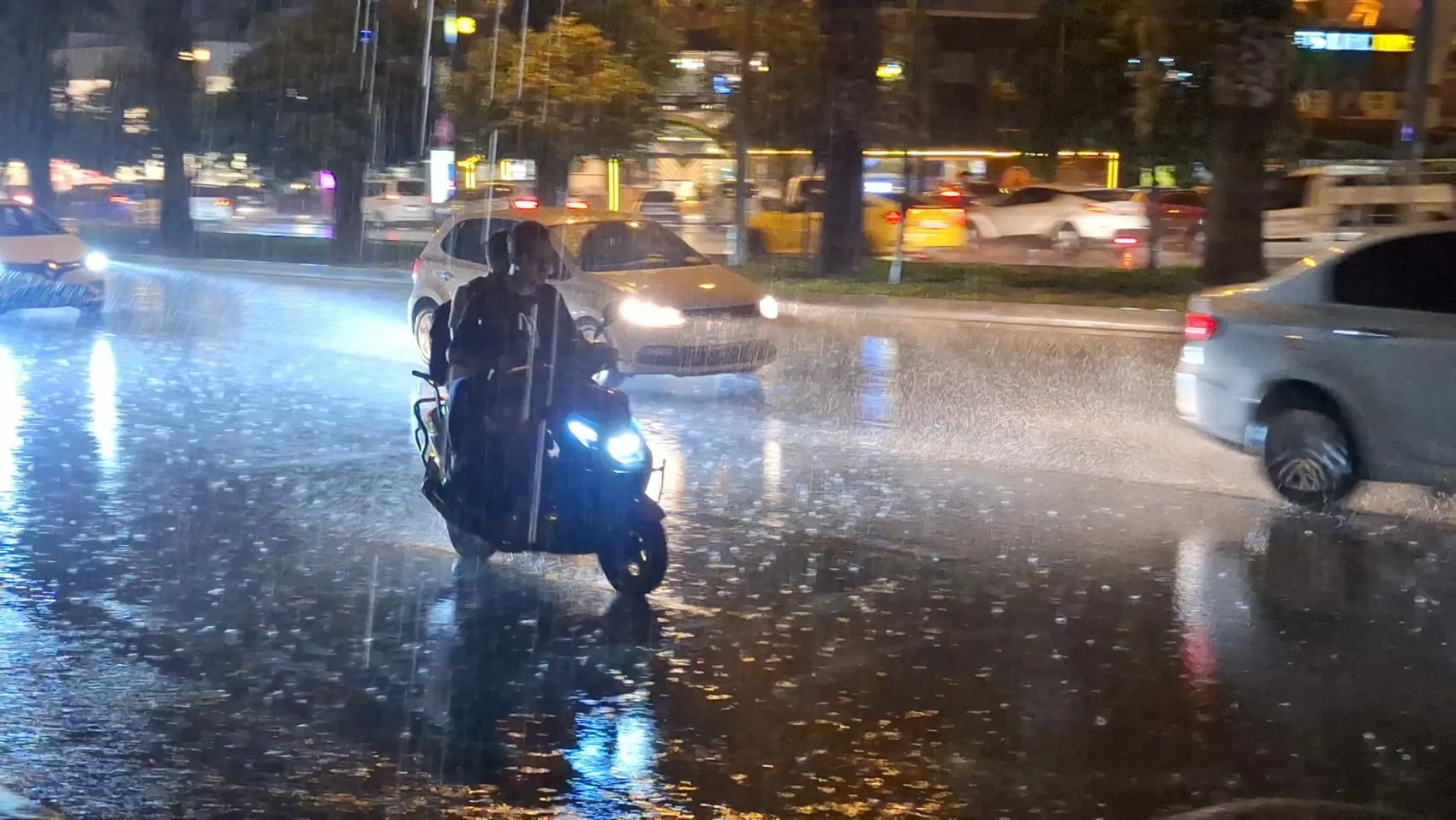 Adana'da sıcak havayı bir saatlik sağanak kesti