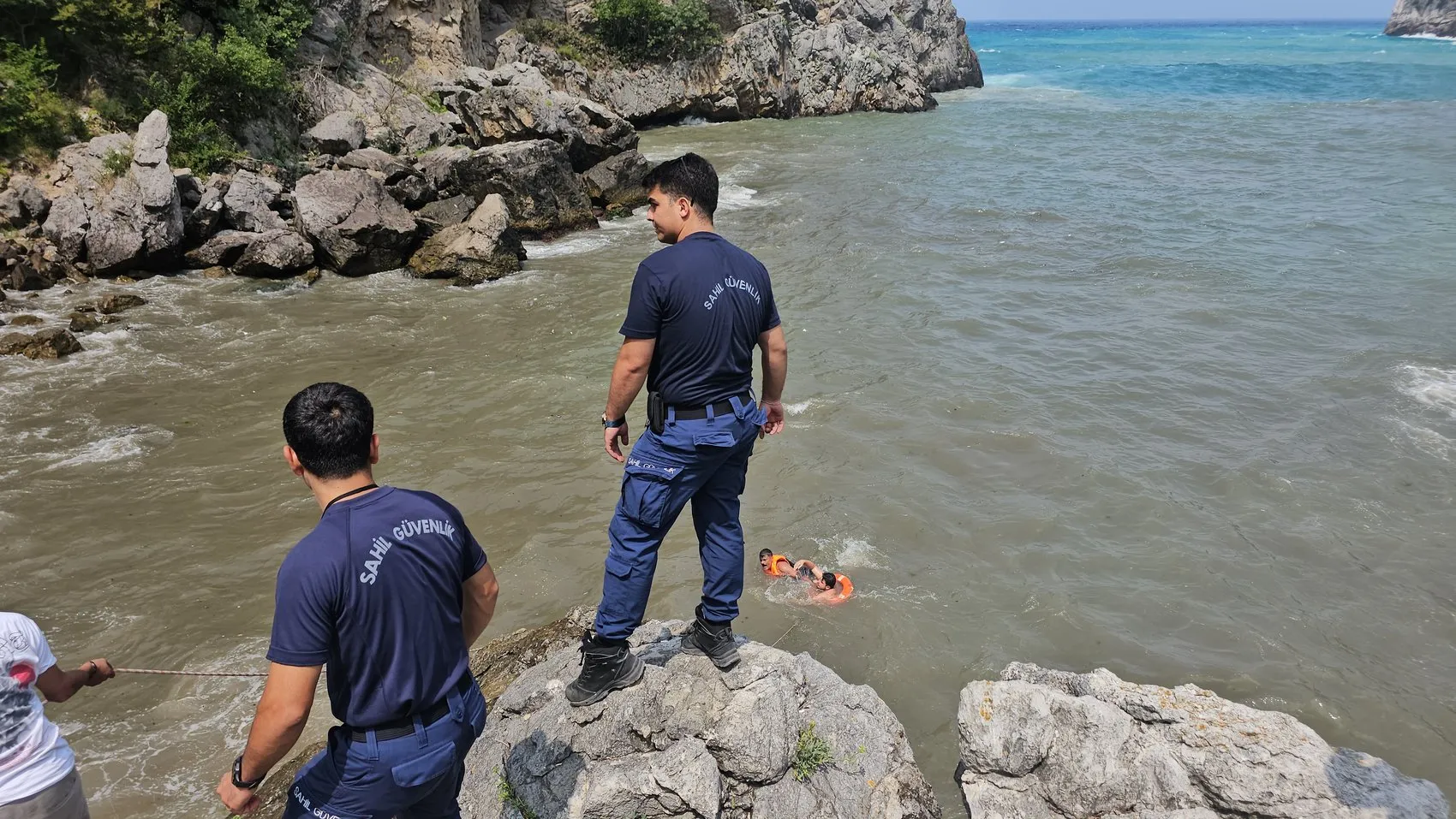 Zonguldak kıyılarında deniz kabardı, 7 kişi mahsur kaldı