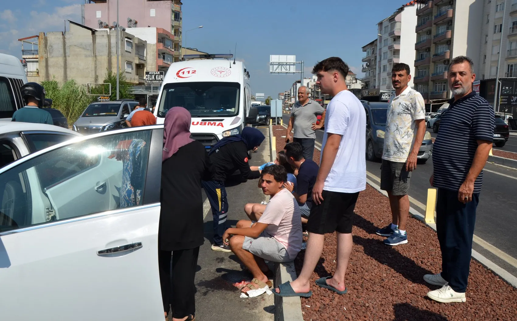 Antalya Serik yolunda beş araç birbirine girdi