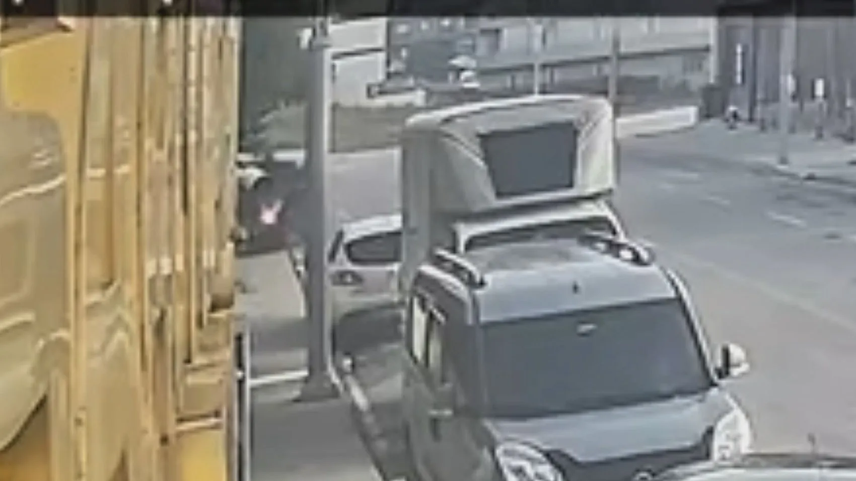 Arnavutköy'de korku dolu anlar: Servis minibüsü bahçeye daldı, mahalleli isyan etti