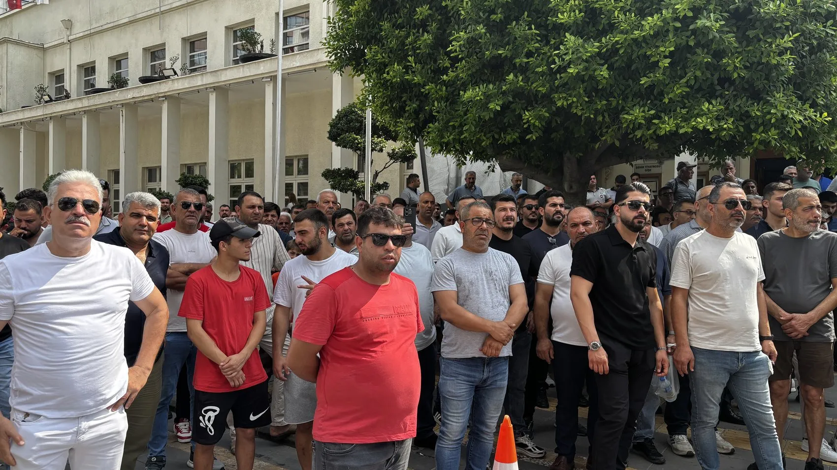 Adana’da servisçilerin belediye önündeki plaka eylemine polis müdahalesi
