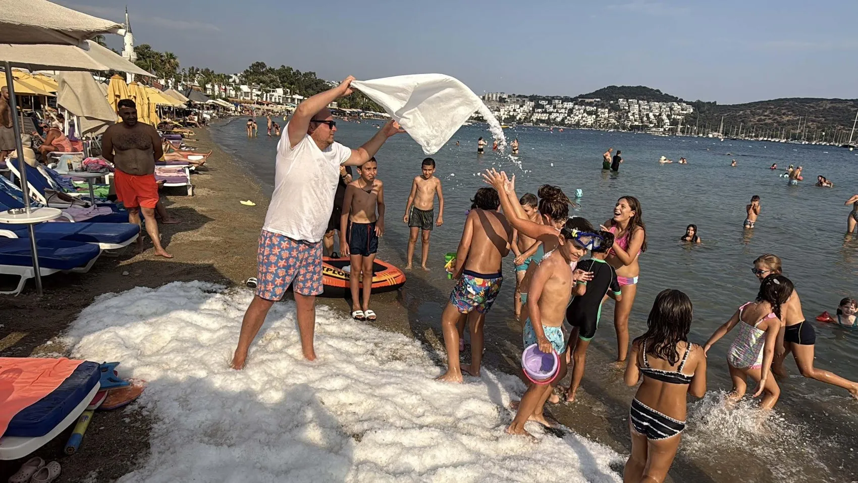 Bodrum sahilinde 2 ton buzla serinleme keyfi