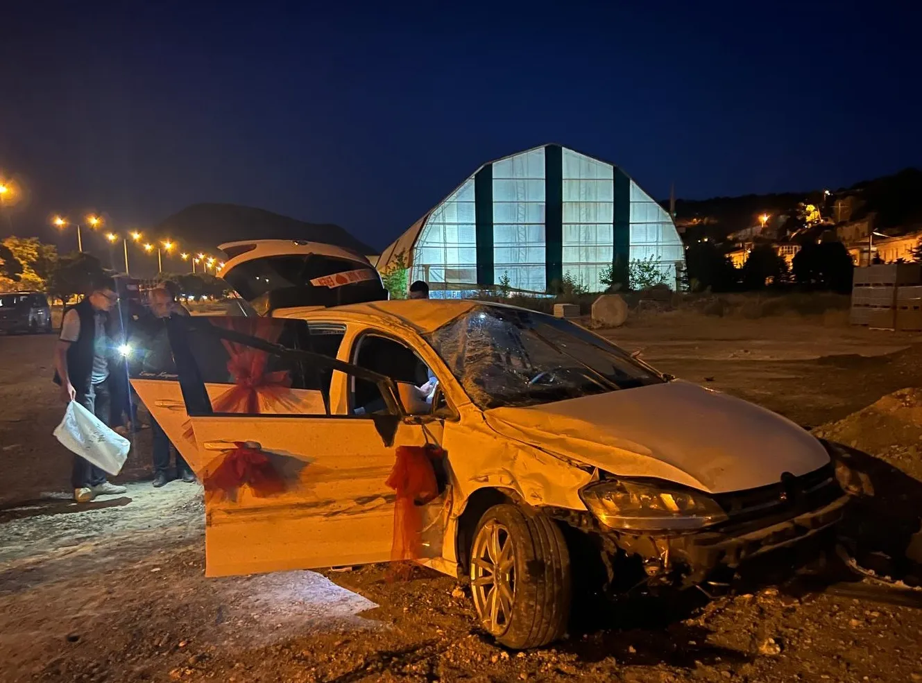 Düğün yolunda kaza Gelin ve damat hastanelik oldu