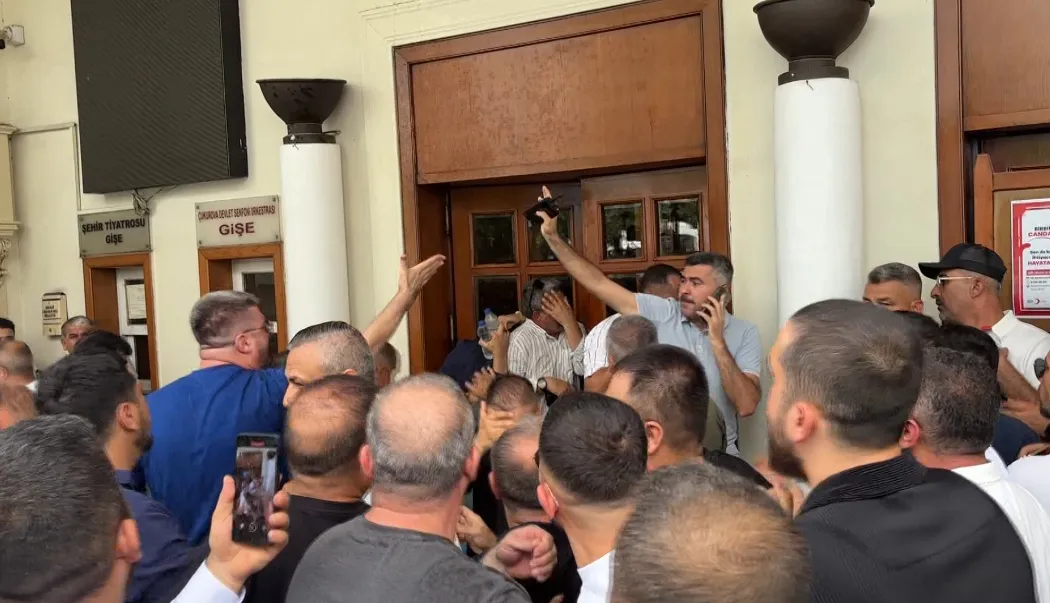 Adana’da servisçilerin belediye önündeki plaka eylemine polis müdahalesi