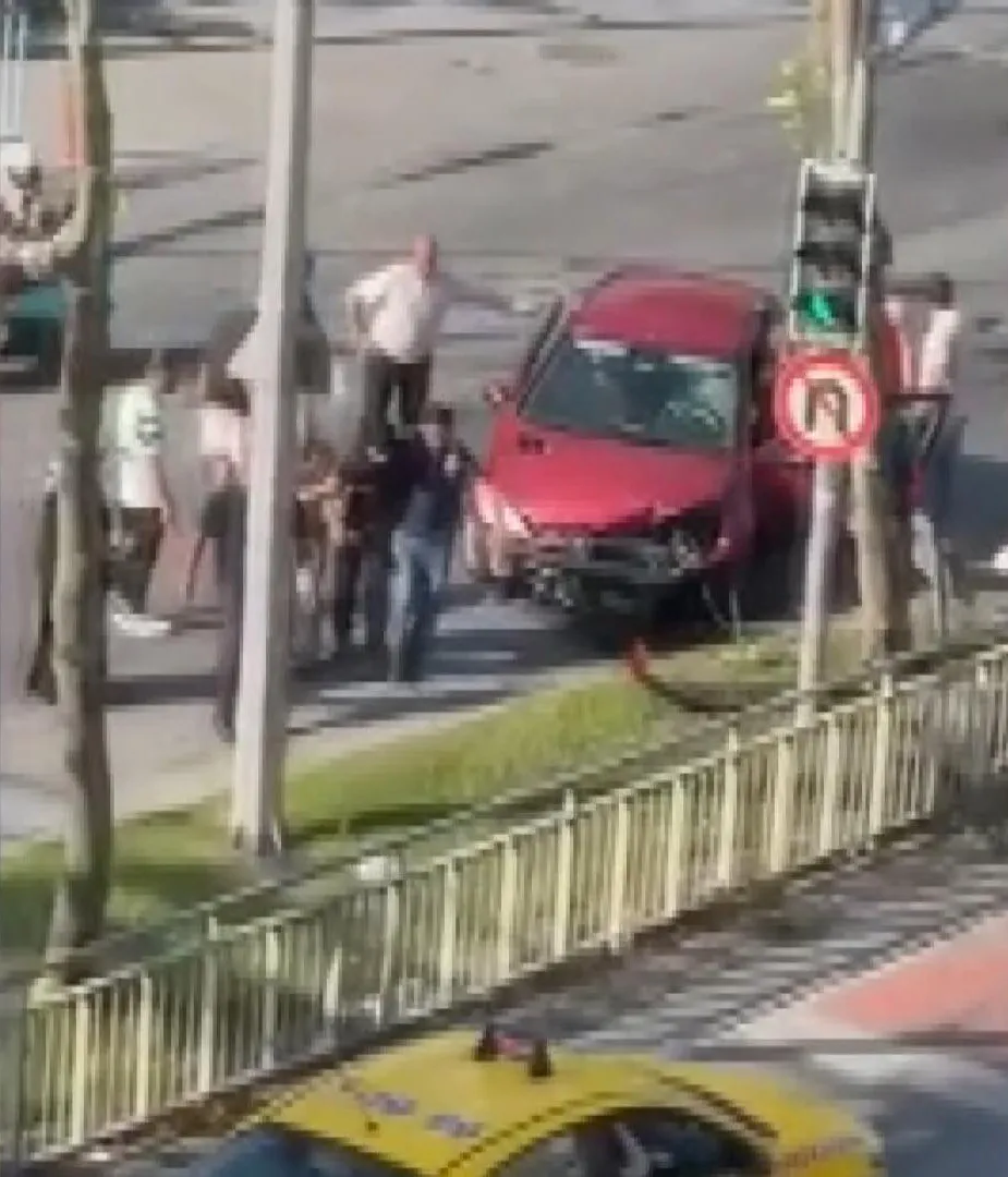 Sultangazi'de yaya yüzünden kaza yapan sürücü trafik ışığına çarptı