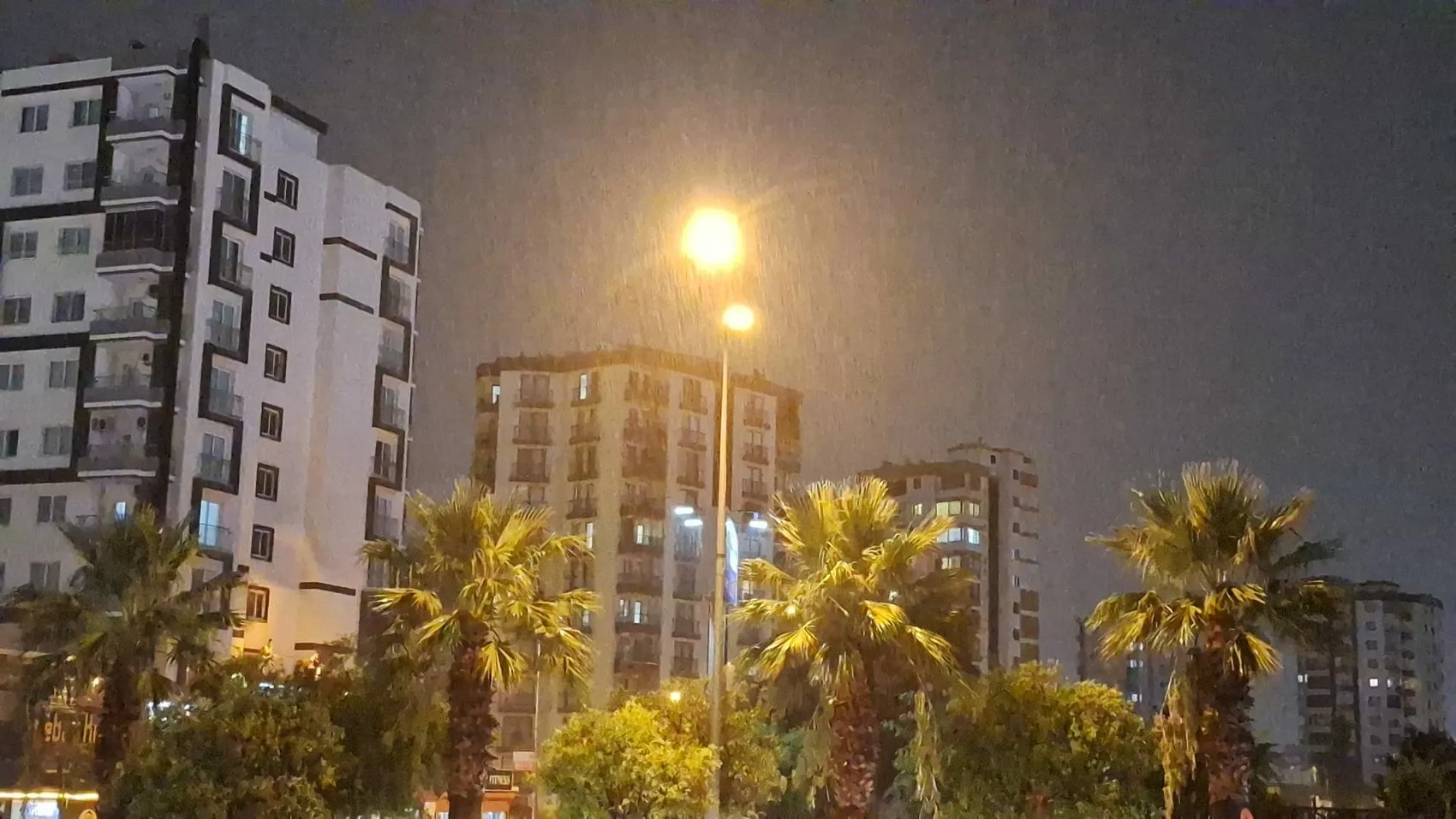 Adana'da sıcak havayı bir saatlik sağanak kesti
