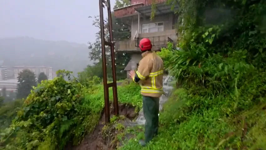 Rize’de heyelan paniği İtfaiye ekipleri iki kardeşi evden çıkardı