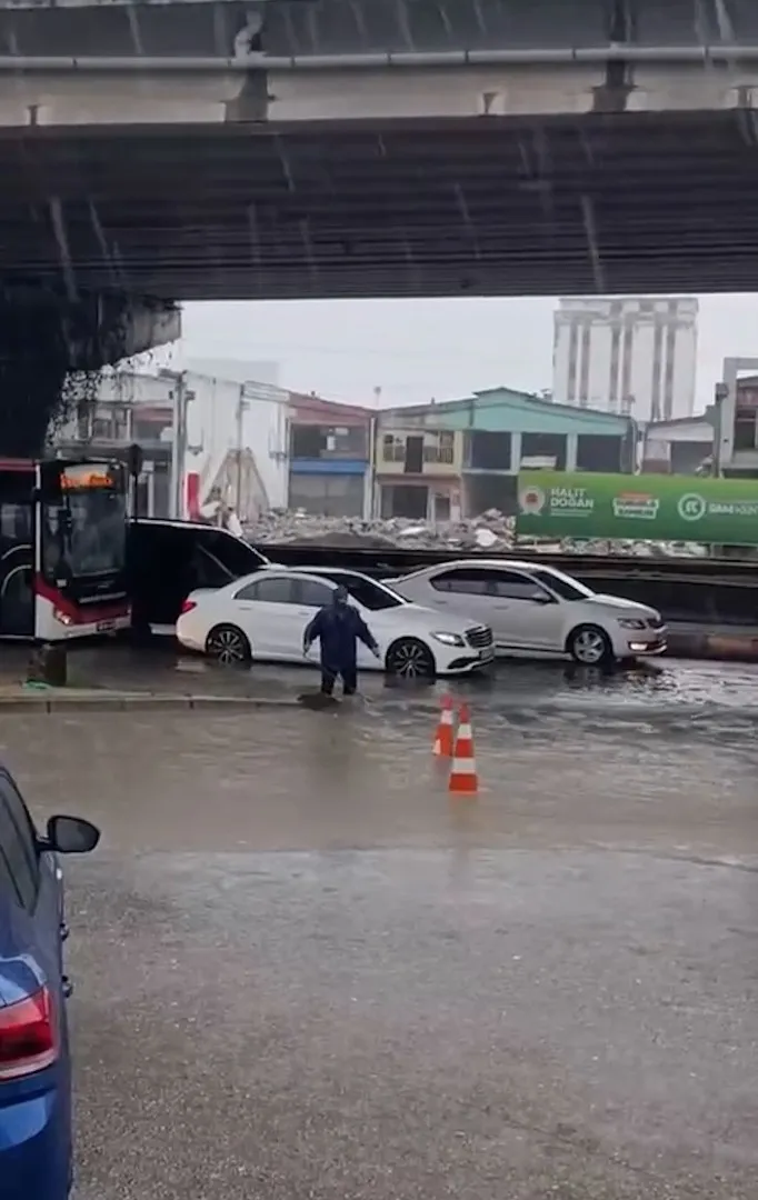 Samsun'da sağanak hayatı felç etti