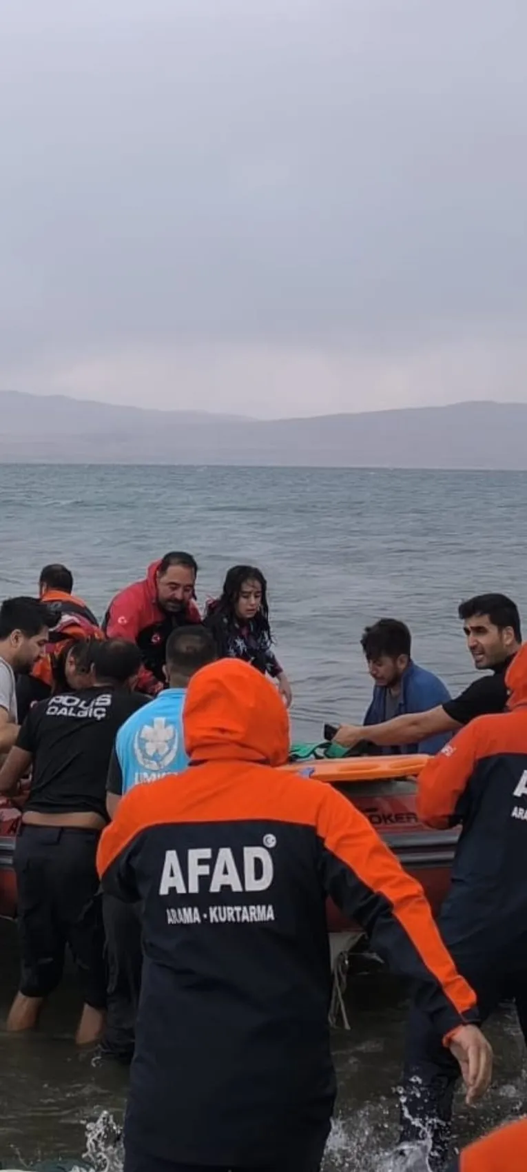 Piknik keyfi kabusa dönüştü: Van Gölü'nde can simidiyle sürüklenen 3 kişi ölümden döndü