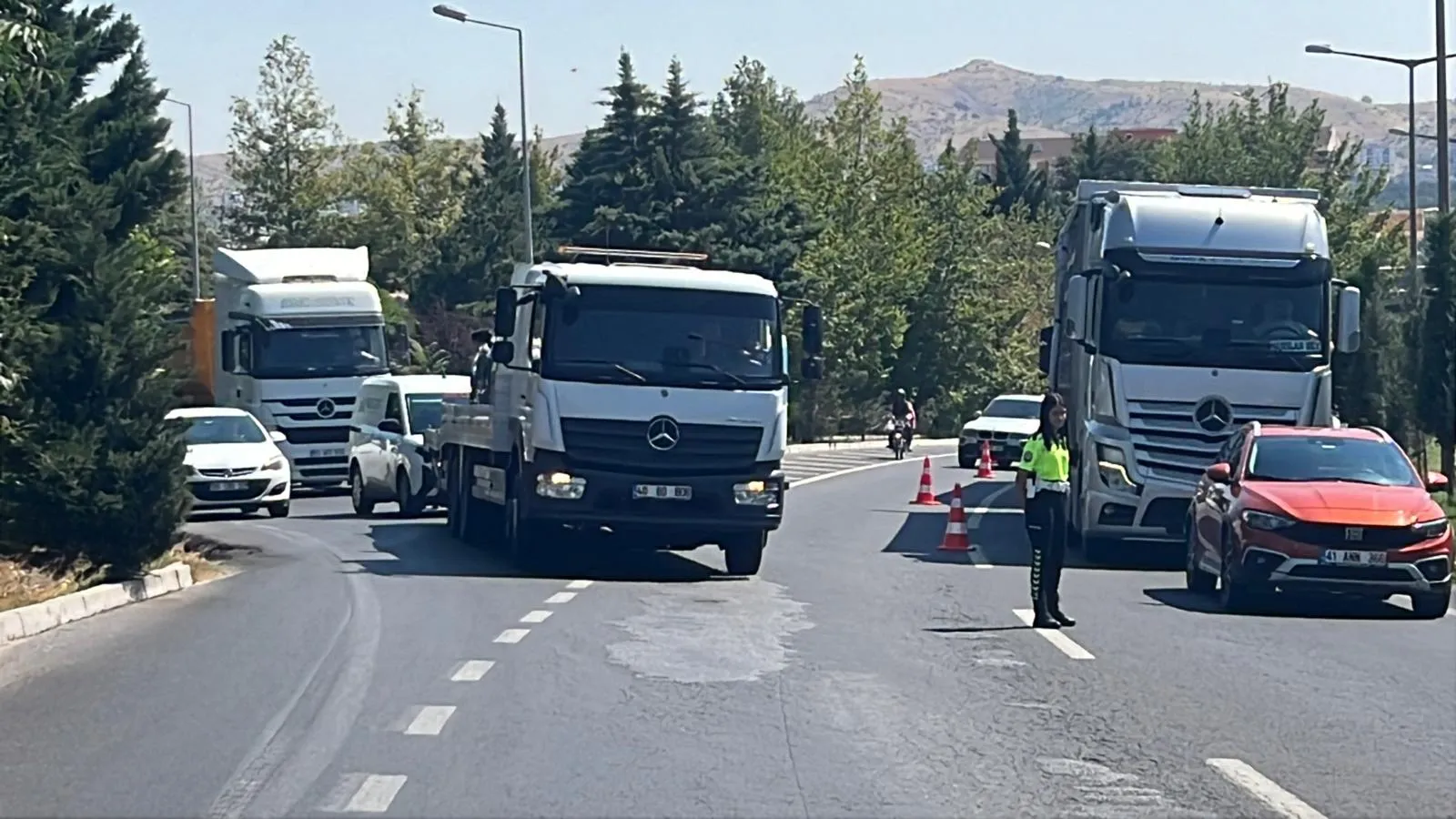 Nevşehir yoluna dökülen bir ton patates trafiği felç etti