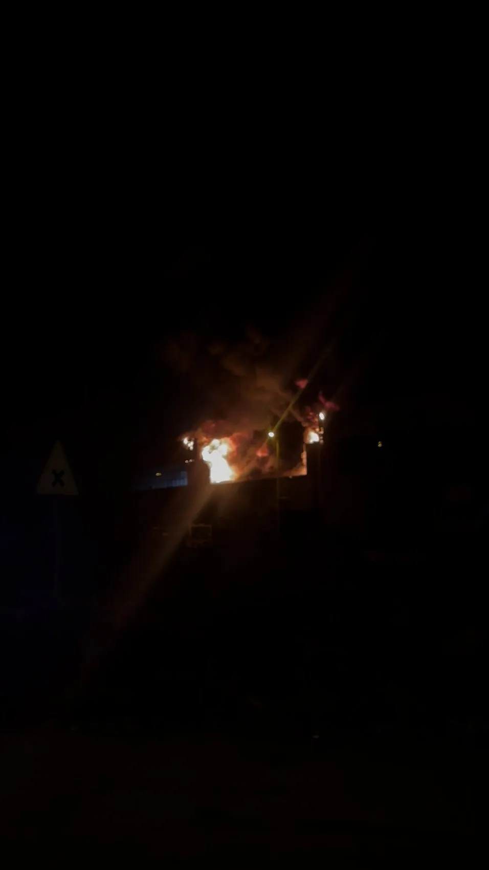 Gece yarısı kauçuk fabrikasında alevler yükseldi, çatı çöktü