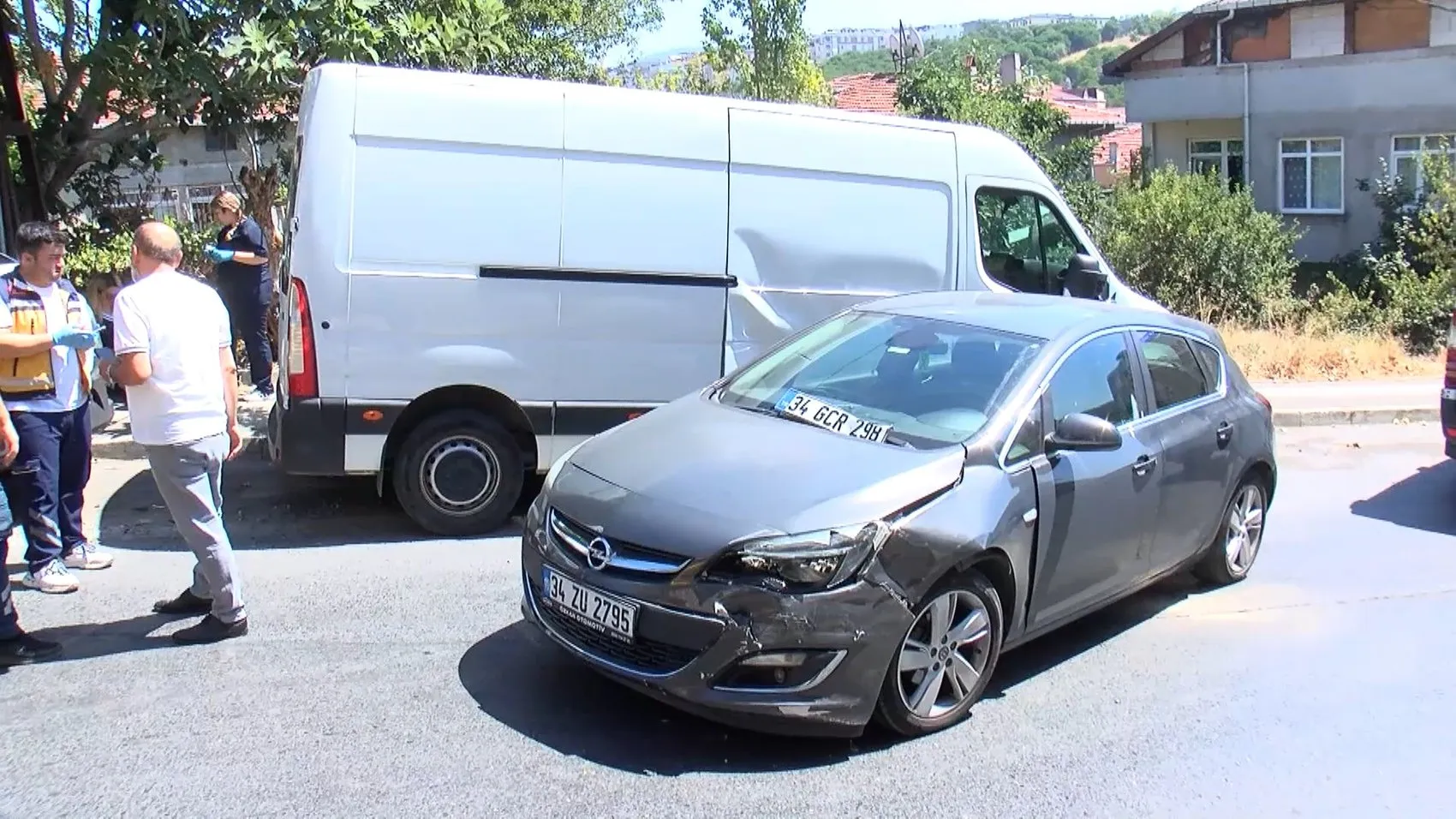 Ataşehir’de kaza sonrası kaçan sürücü aranıyor