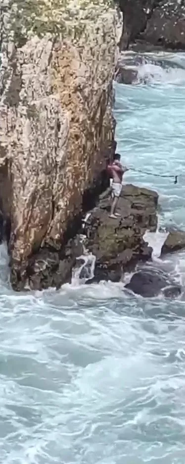 Kandıra'da yasak dinlemedi dalgalara kapılıp kayalıklara sıkıştı