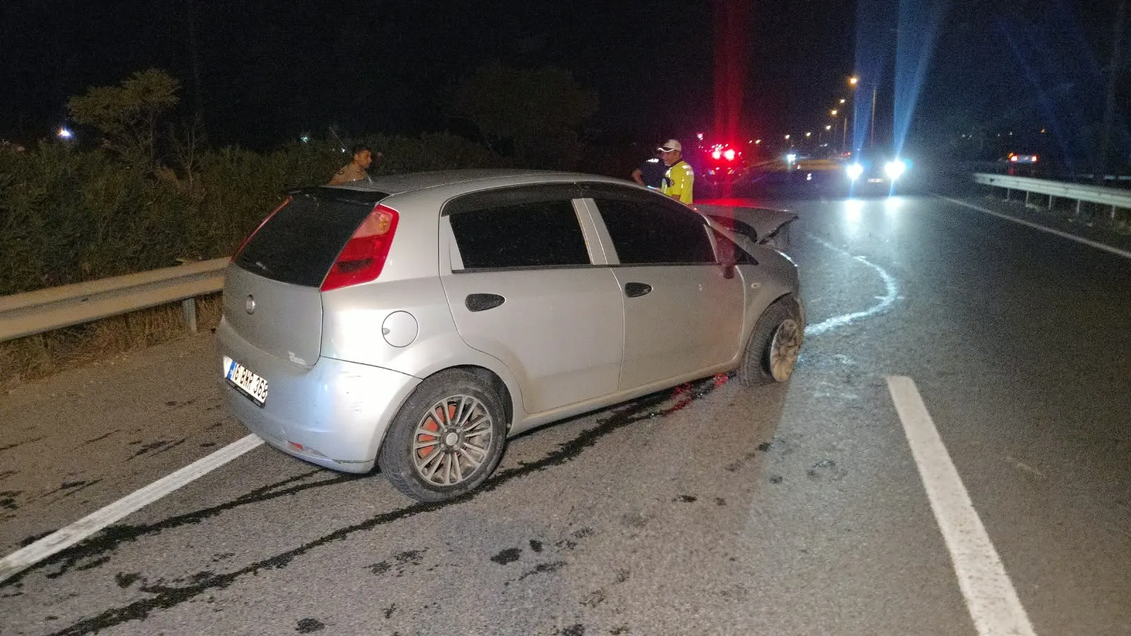 Orhangazi yolunda gece yarısı dehşeti: Bariyerlere çarpan araç hurdaya döndü