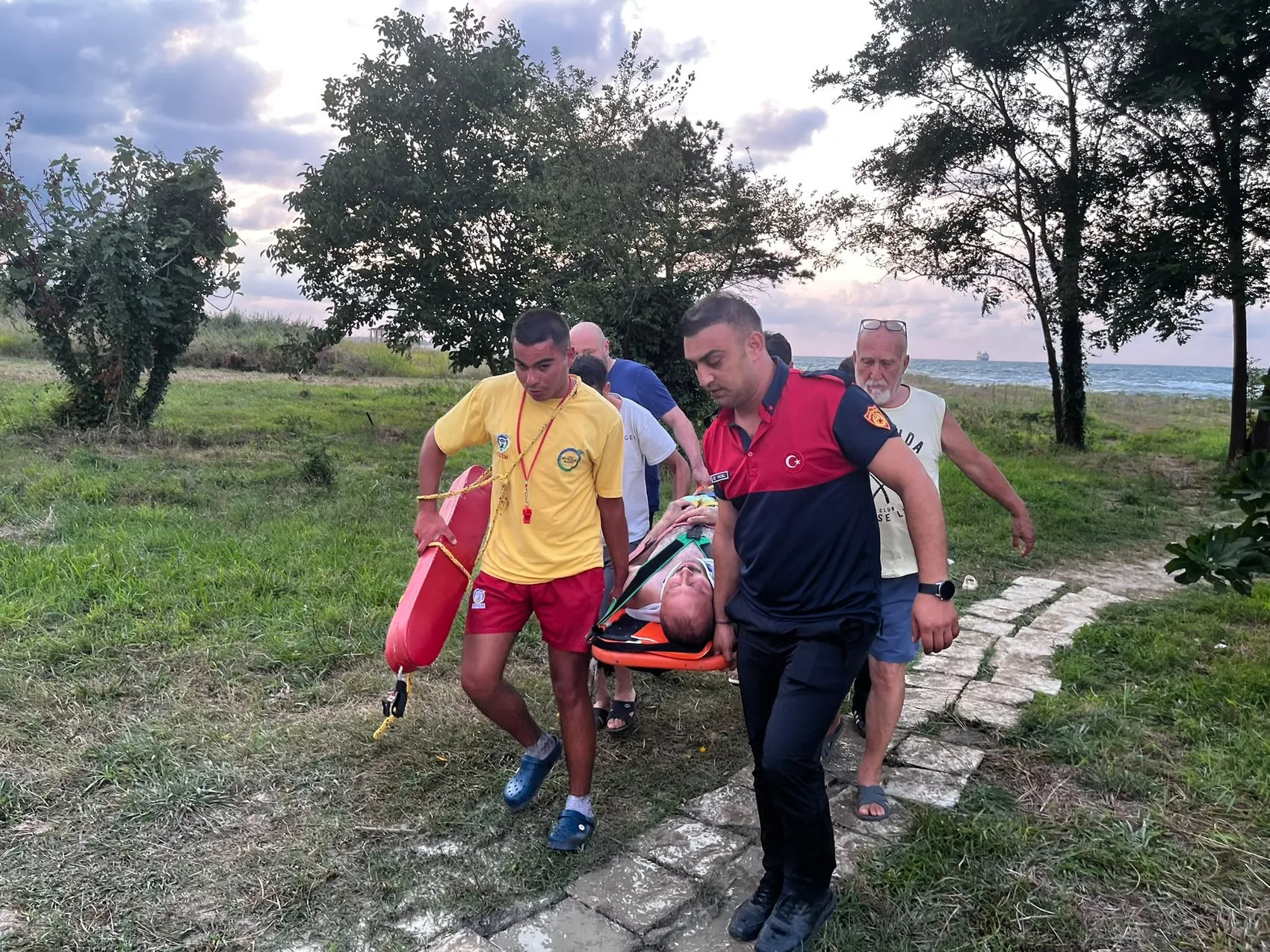 Ünye sahilinde üç arkadaş boğulmaktan son anda kurtuldu