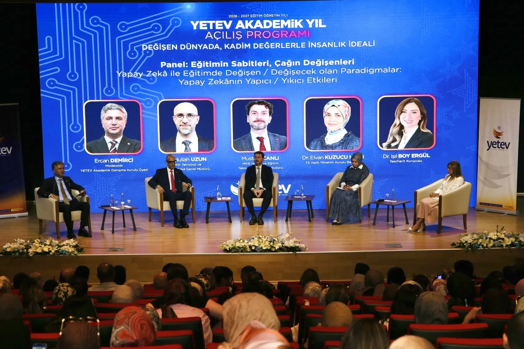 YETEV'de yeni eğitim yılı Yapay zeka çağında öğretmenin rolü konuşuldu