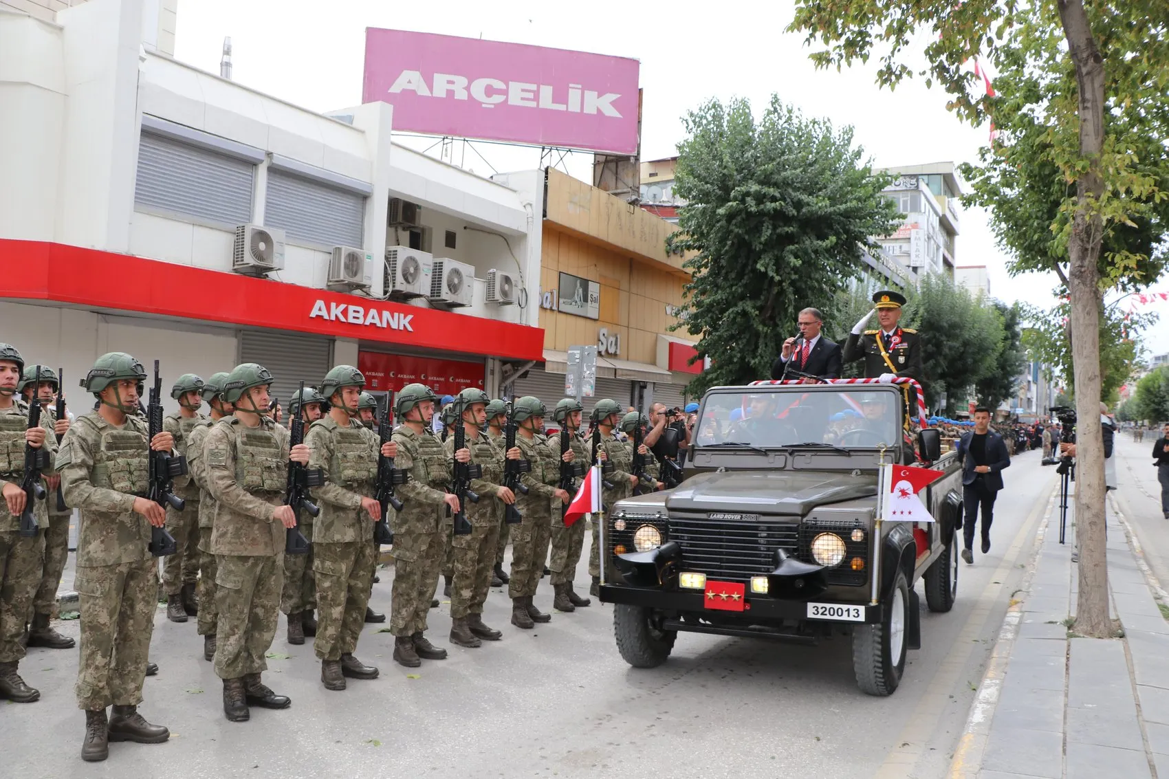 Van sokaklarında 30 Ağustos gururu: Atlı birliklerin geçişi nefes kesti