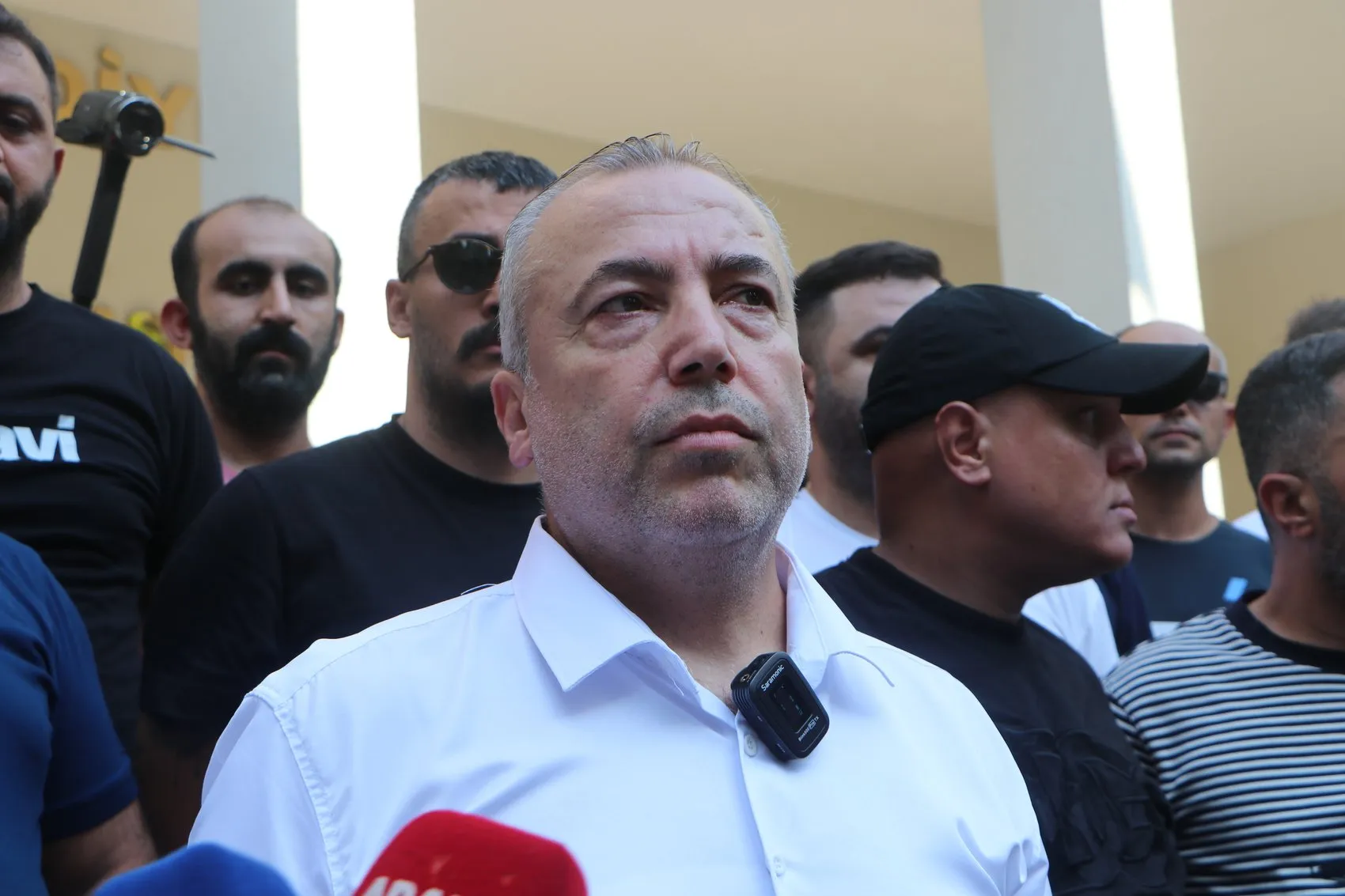 Adana Demirspor taraftarları belediye önünde destek için toplandı