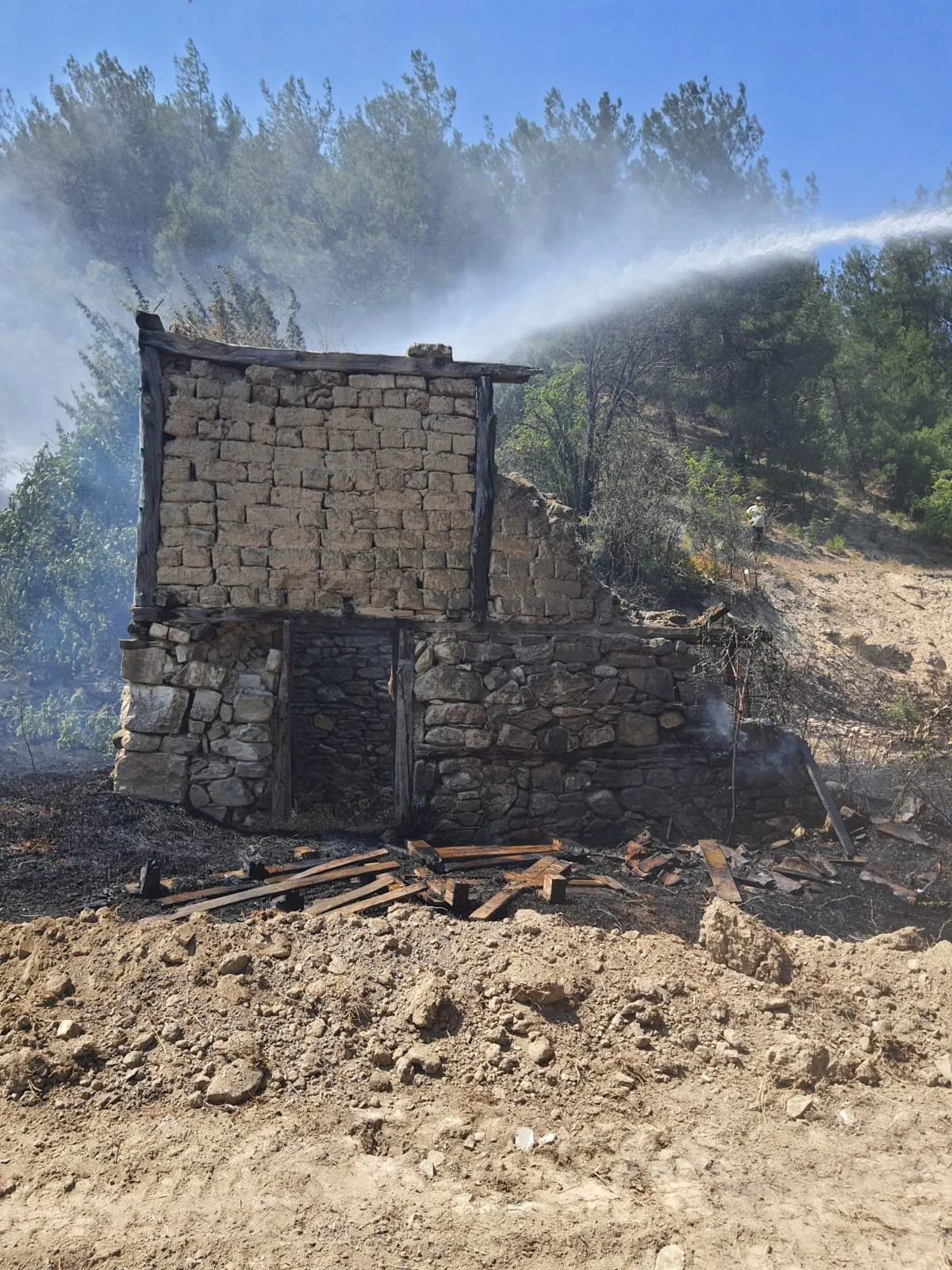 Göynük’te ot yangını bir evi küle çevirdi