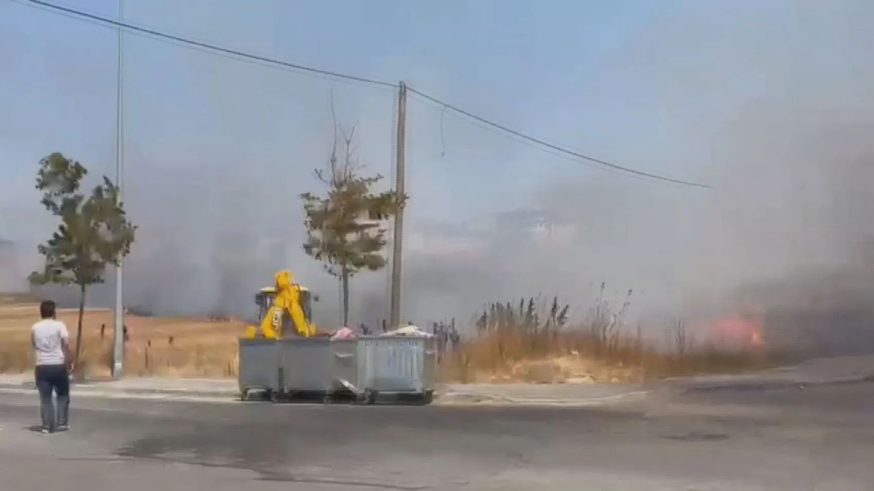 Silivri’de otluk alanda çıkan yangın park halindeki aracı küle çevirdi