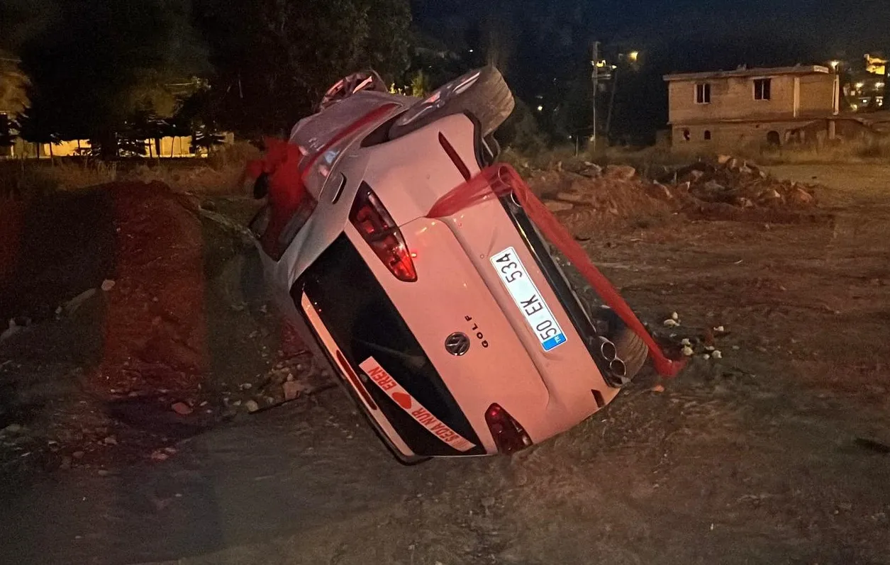 Düğün yolunda kaza Gelin ve damat hastanelik oldu