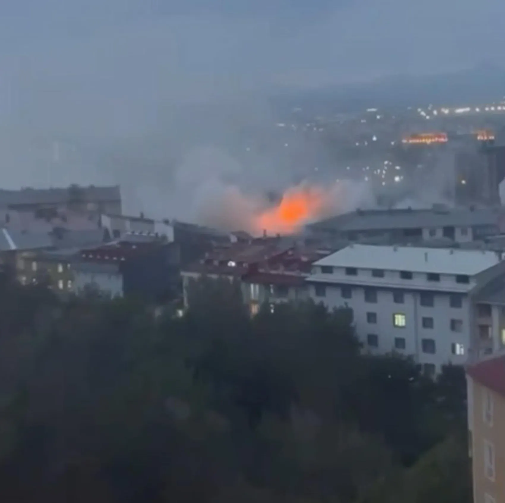 Erzurum'da korku dolu anlar: Beş katlı binanın çatısı alevlere teslim oldu