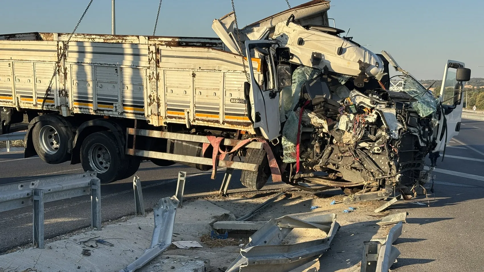 Çanakkale’de kamyon kazası İki kişi yaşamını yitirdi