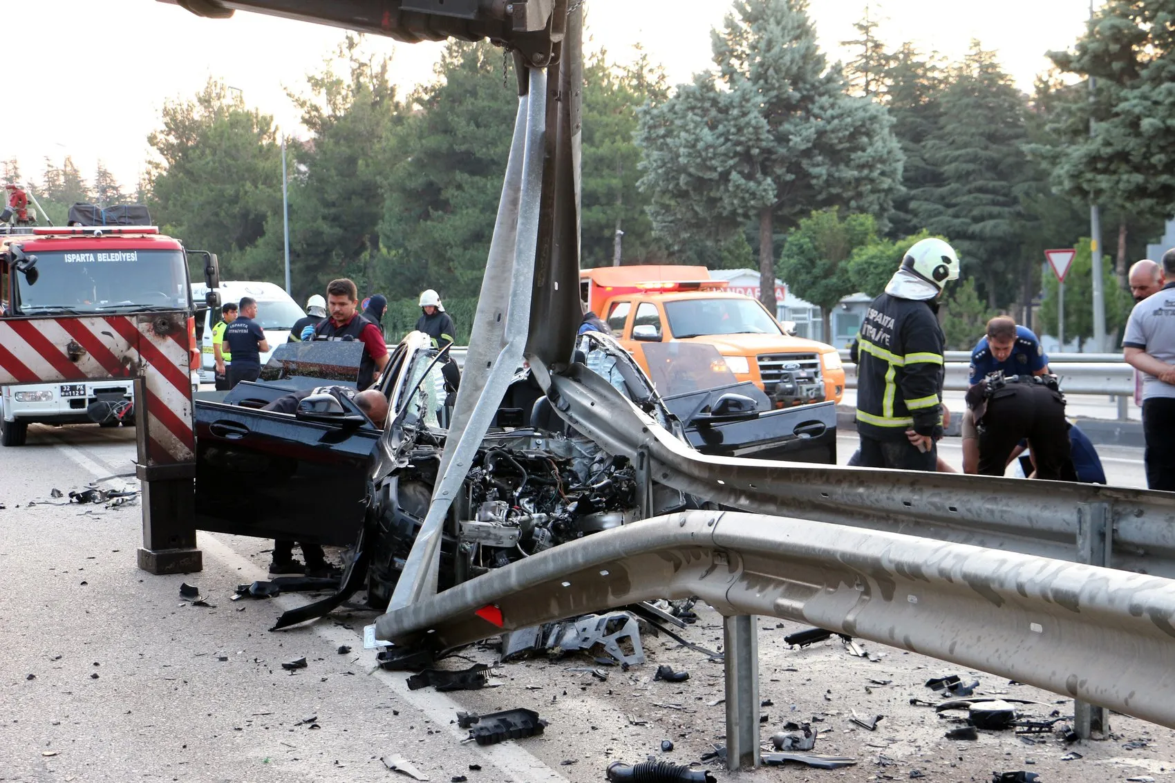 Isparta'da otomobil bariyerlere çarpıp ikiye bölündü