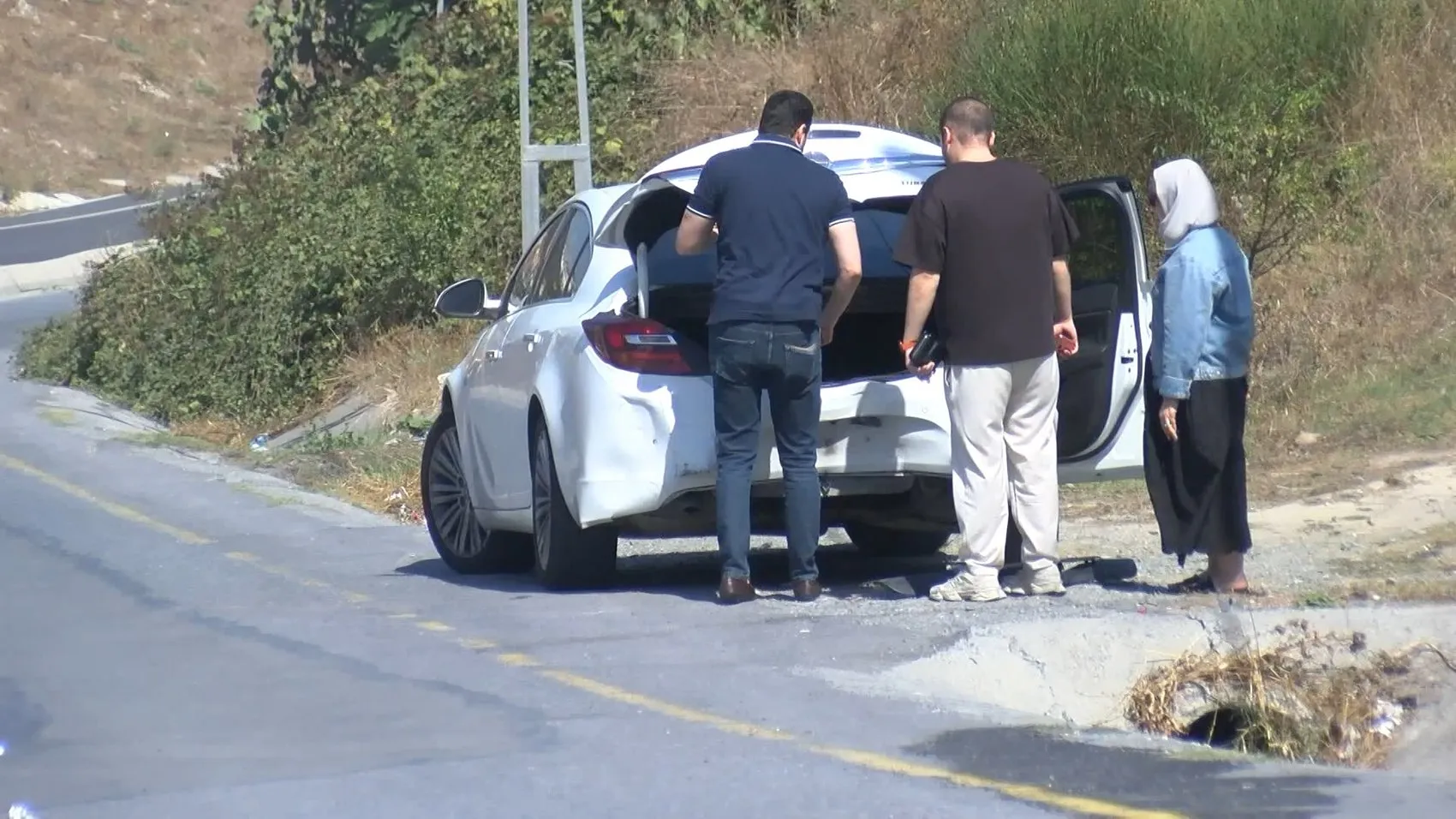 Başakşehir'de dehşet anları: Yokuştan hızla inen kamyonet ortalığı savaş alanına çevirdi
