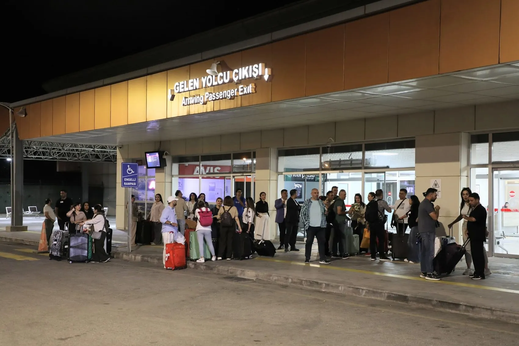 İlk uçuşun yolcuları Van’da çiçeklerle karşılandı Tahran’dan 80 turist geldi