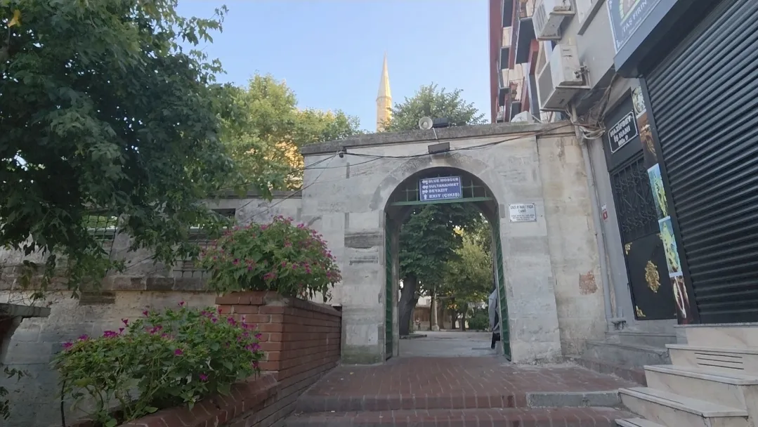 Fatih'te camide namaz kılan vatandaşın 450 bin liralık birikimi çalındı